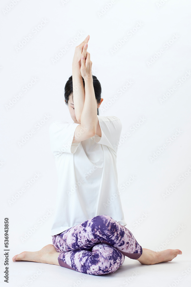 Fototapeta premium ヨガのポーズをとる若い日本人女性