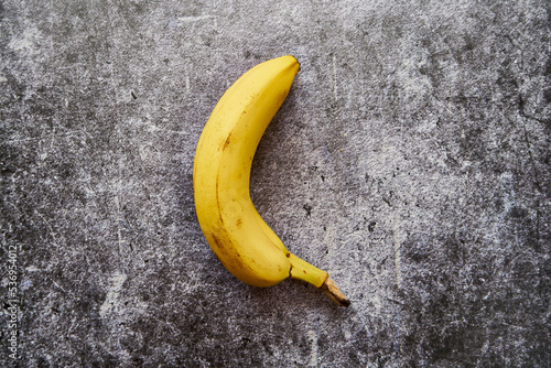 dojrzały banan na stole photo