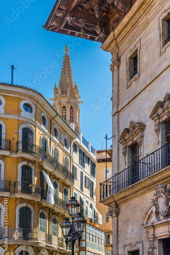 Im Zentrum der Altstadt von Palma auf Mallorca mit Rathaus