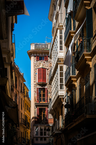 Straßenzug mit Häusern in der Altstadt von Palma auf Mallorca, Spanien