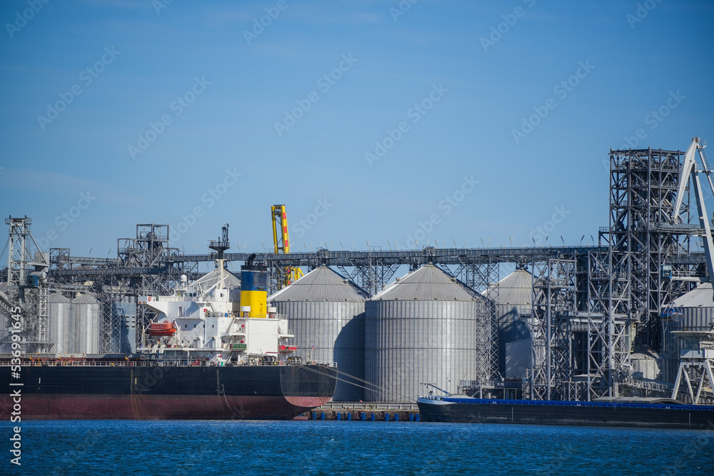Obraz premium Cereal warehouse in a port