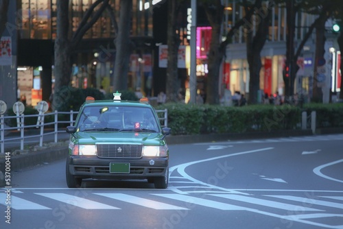 交差点のタクシー 東京無線 © Nakano