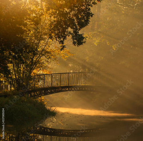 Jesień w parku - mostek nad stawem