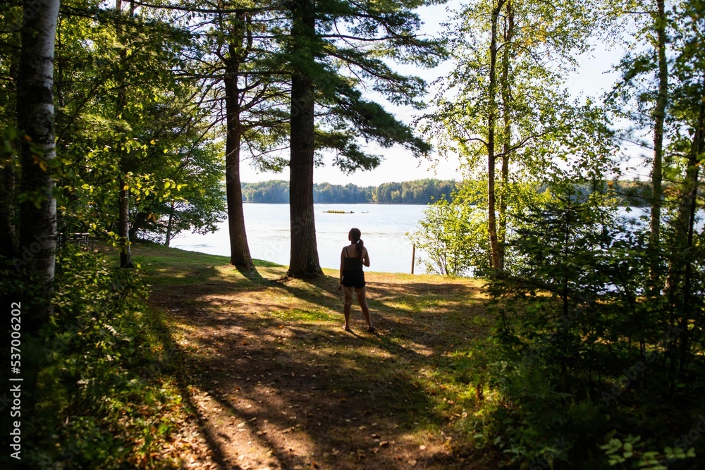 Obraz premium Closeup shot of a young hiker in the forest in Wisconsin, USA