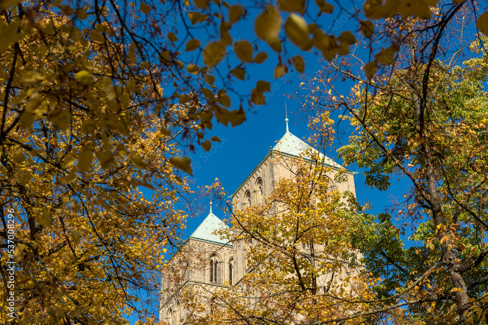 Dom im Herbst