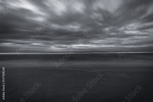 Fototapeta Naklejka Na Ścianę i Meble -  Czarno białe morze