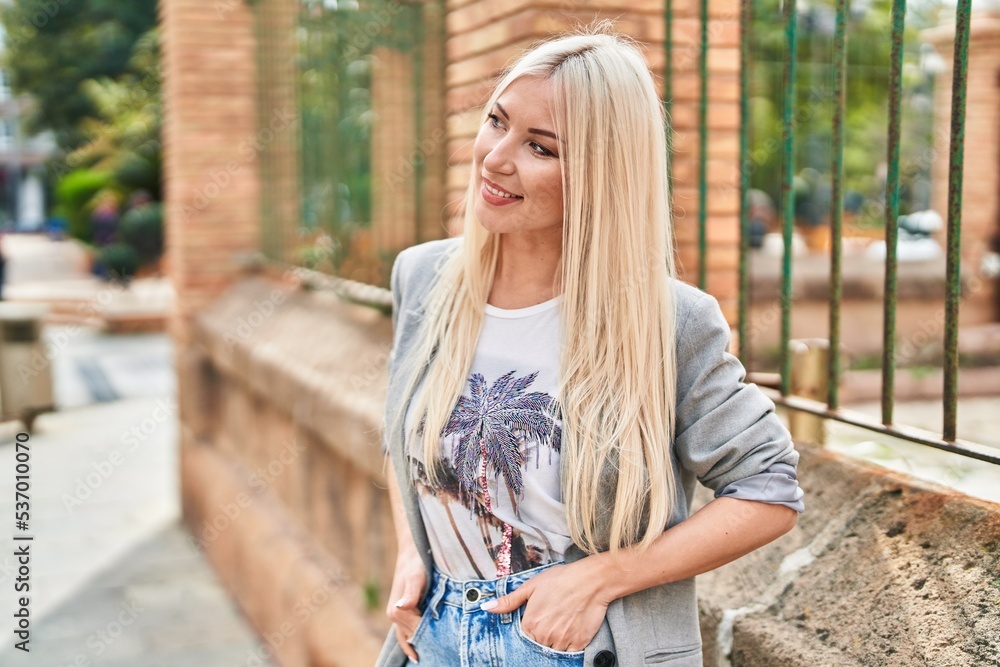 Obraz premium Young blonde woman smiling confident standing at street