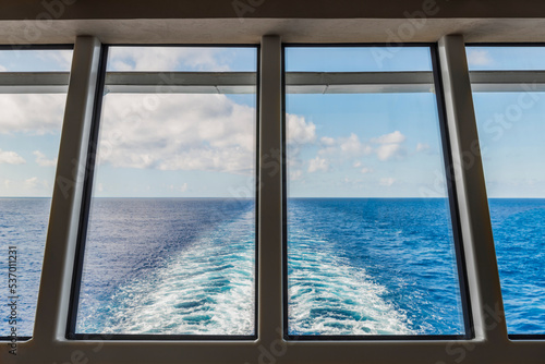 Blick durch das Heckfenster eines Kreuzfahrtschiffs