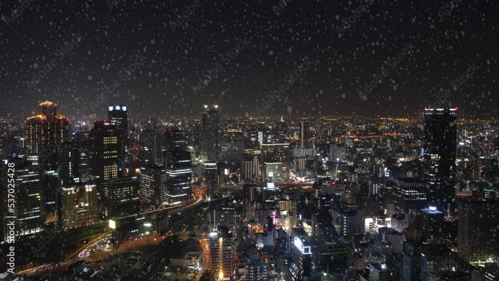 雪が降る日本の大阪にある梅田スカイビル空中庭園からの夜景 雪が降る日本の大阪にある梅田スカイビル空中庭園からの夜景
