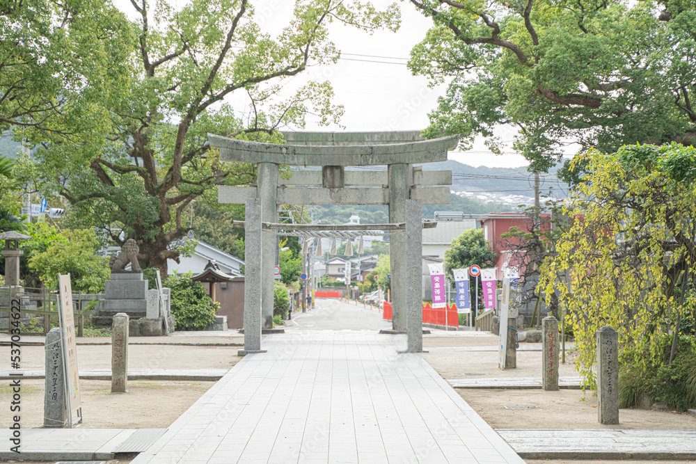 神社　新緑と宇美八幡宮の壁紙