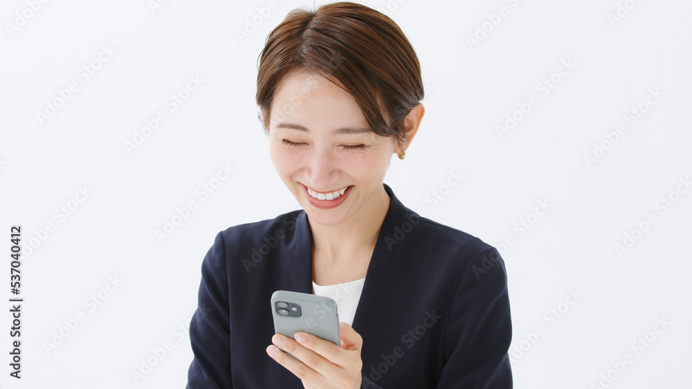 スマートフォンを使う女性 スマートフォンを使う女性
