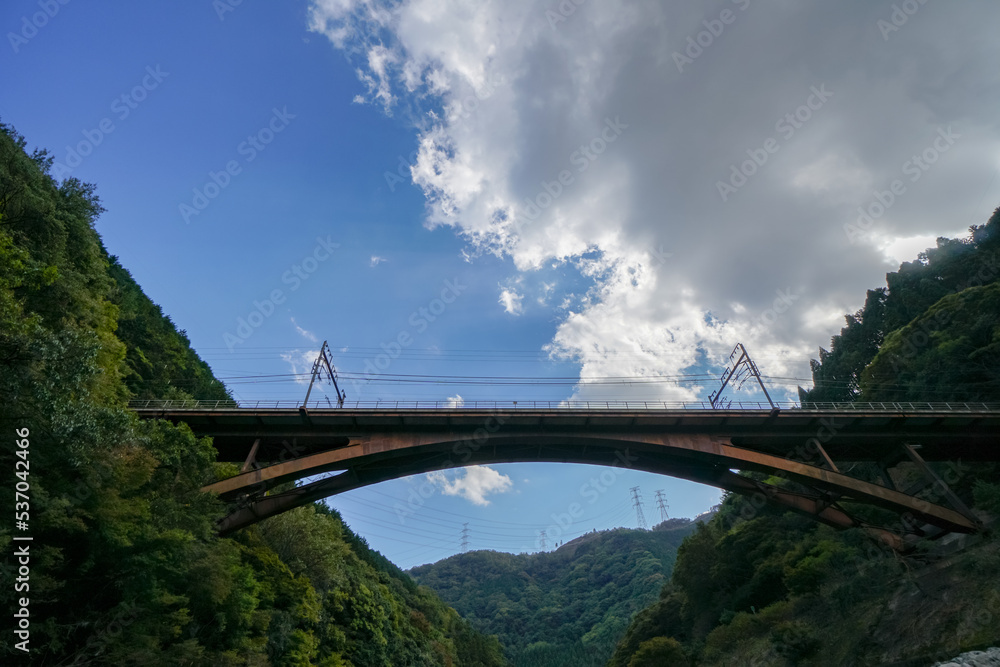 Fototapeta premium 保津峡に掛かる橋 京都市