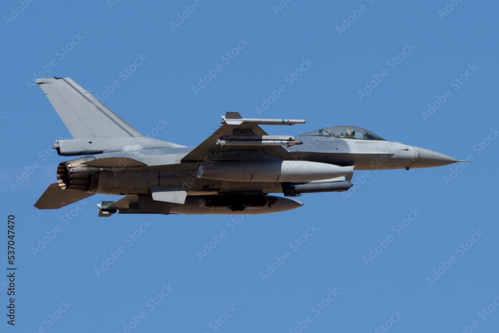Avión de combate despegando f-16 Avión de combate despegando f-16