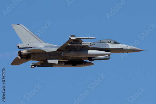 Avión de combate despegando f-16 photo