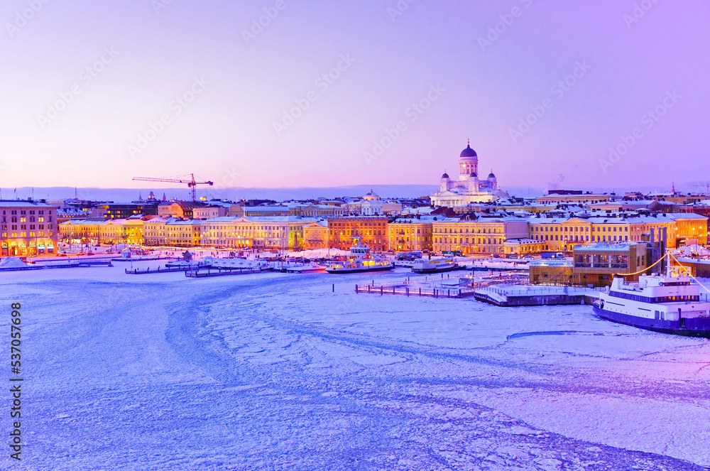 Φωτογραφία View of the icy harbor at dusk in winter in Helsinki, Finland.