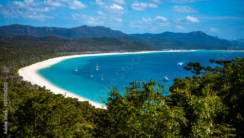 Fotografie panorama of the whitsunday islands as seen from the top of a mountain near white