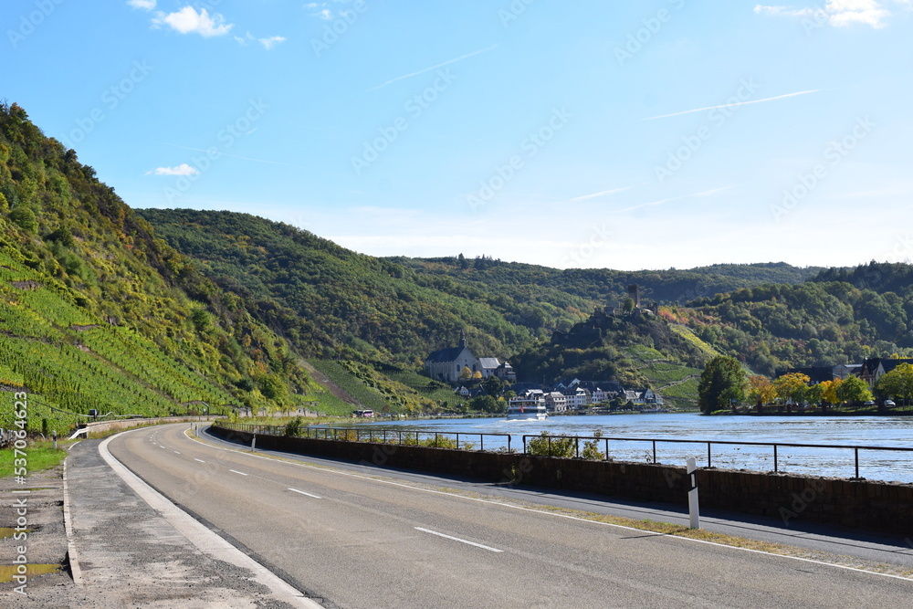 Uferstrasse and der Mosel bei Beilstein mit Burg Metternich Uferstrasse and der Mosel bei Beilstein mit Burg Metternich