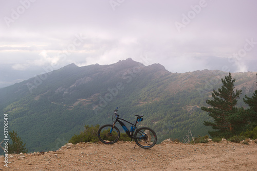 Fototapeta Naklejka Na Ścianę i Meble -  rower mtb góry niebo chmury kolarstwo