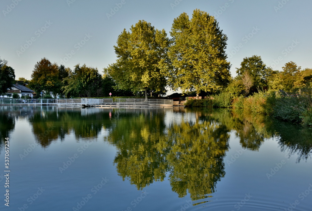 Naturschwimmbad in Endigen im Herbst Naturschwimmbad in Endigen im Herbst