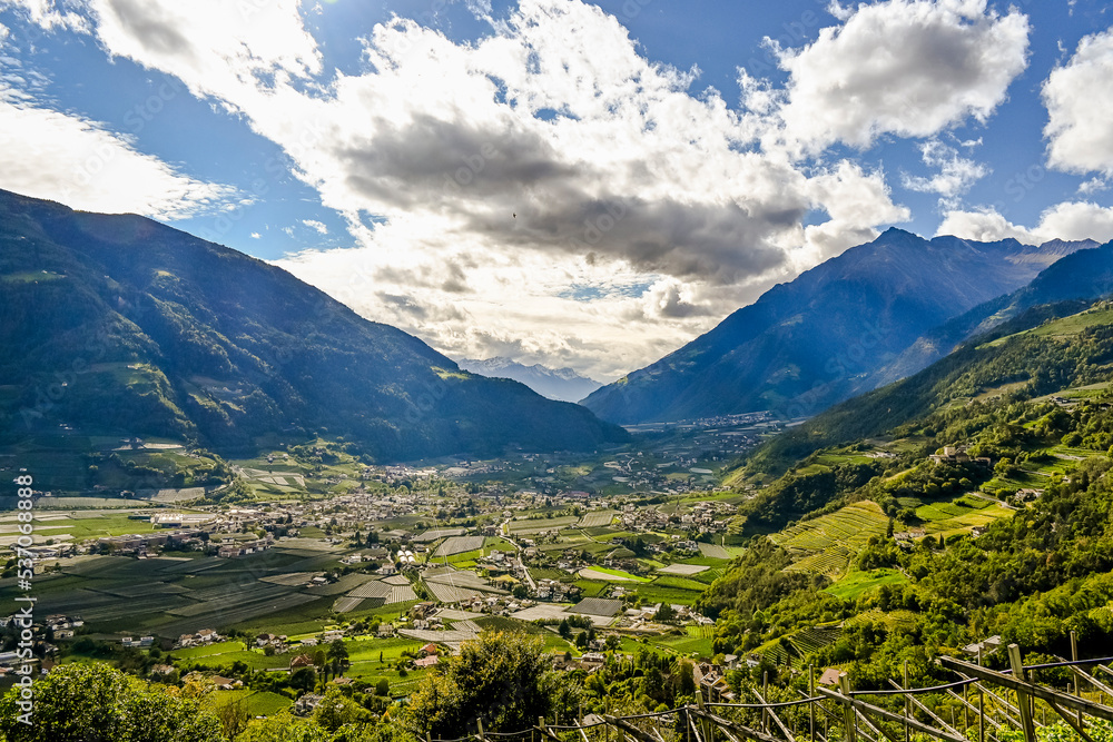 Fototapeta premium Algund, Dorf Tirol, Weinberge, Dorf, Kirche, Waalweg, Obstbäume, Vinschgau, Rabland, Naturns, Südtirol, Herbst, Herbstsonne, Italien