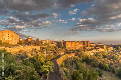 Panorama des remparts et des collines de Sienne, Italie, au soleil couchant photo
