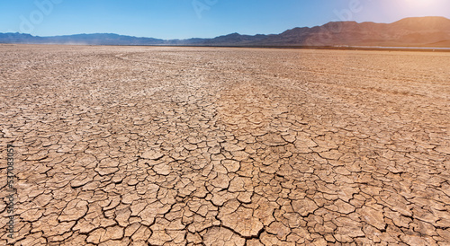 Fotografia drought cracked landscape, dead land due to water shortage