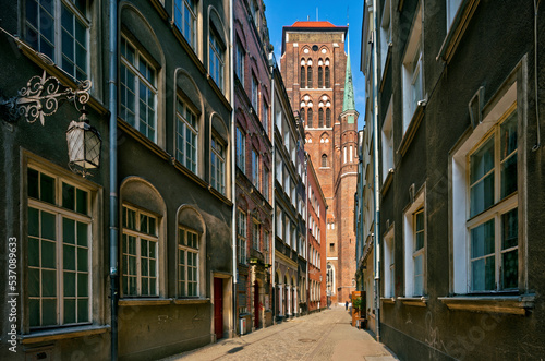 Gdańsk stare miasto wąska ulica Kaletnicza i gotycka Bazylika Mariacka