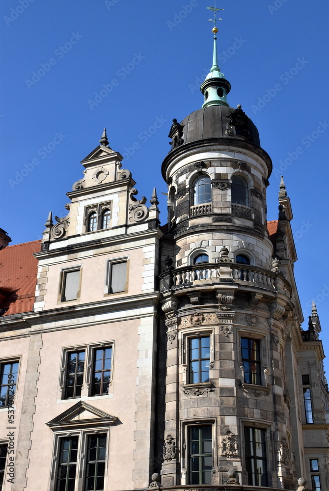 Altbau mit Turm in Dresden