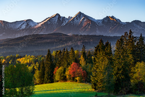 Poranny widok na polskie Tatry. Morning view of the Polish Tatra Mountains.