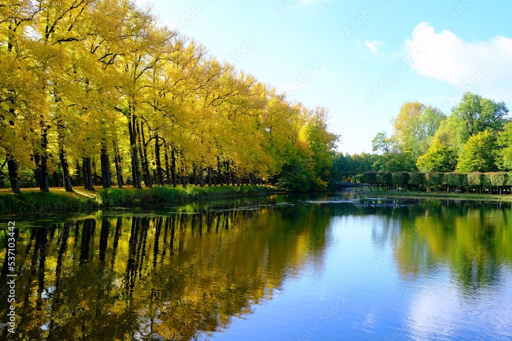 Herbst Landschaft mit See und Bäumen Herbst Landschaft mit See und Bäumen