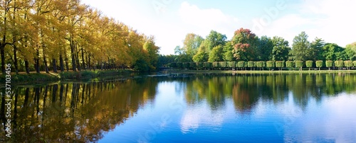 Panorama Herbst Landschaft mit See und Bäumen