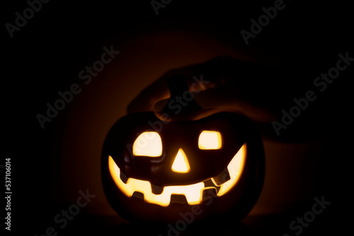 Calabaza de Halloween y mano fantasma