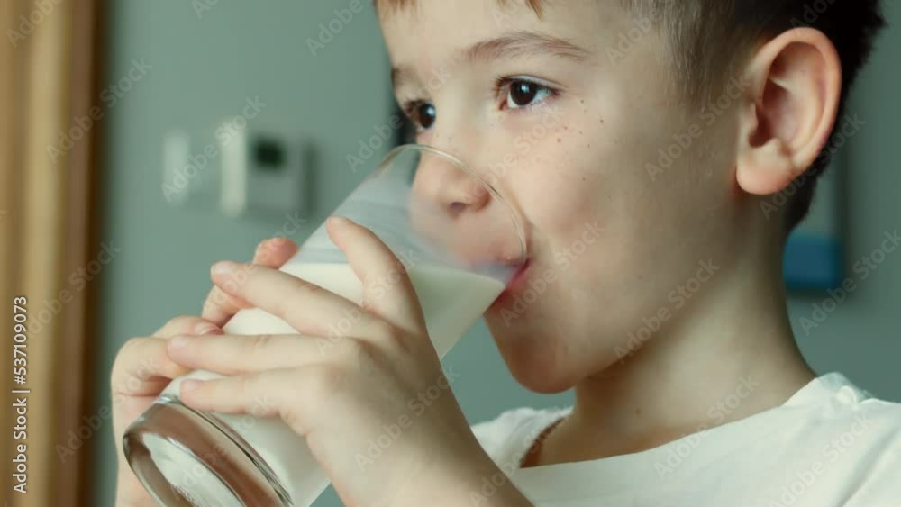 Video Stock little boy child drinking milk. healthy eating a child