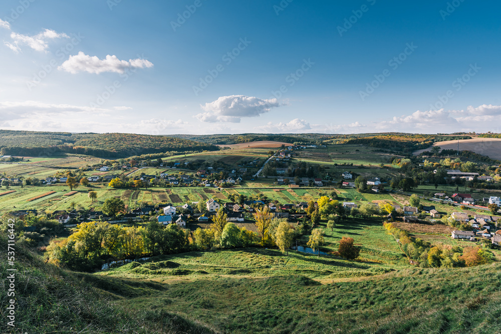 Obraz premium Autumn travelling in the high hill of rural place
