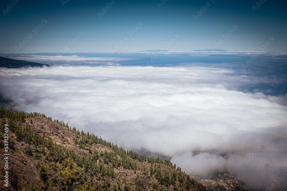 Obraz premium Incredible sea of ​​clouds landscape from the side of a cliff