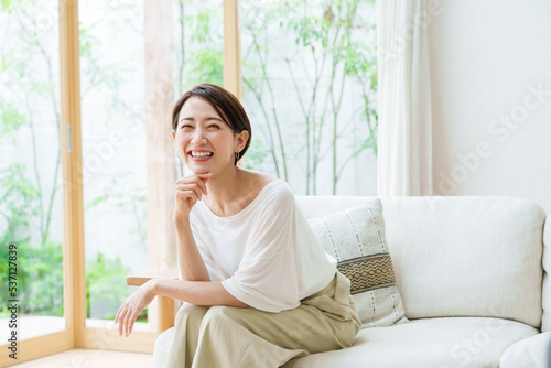 リビングでリラックスする女性 Free Download リビングでリラックスする女性 - GFXLoad