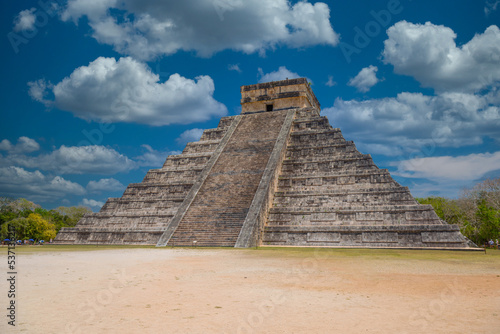 Temple Pyramid of Kukulcan El Castillo  Chichen Itza  Yucatan  Mexico  Maya civilization