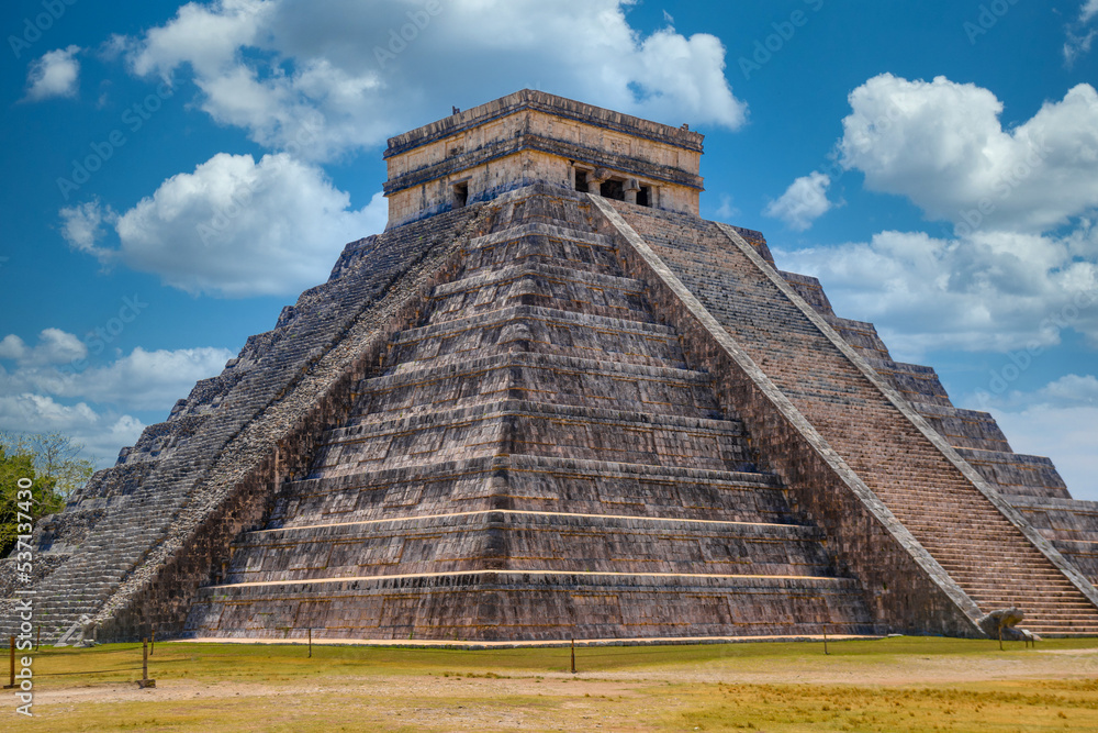 Temple Pyramid of Kukulcan El Castillo, Chichen Itza, Yucatan, Mexico, Maya civilization