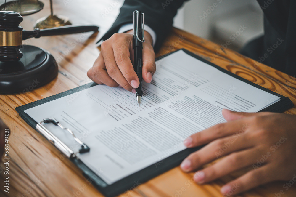 Lawyers give advice about judgment, agreements, justice Customer. Lawyers give advice about judgment, agreements, justice Customer.