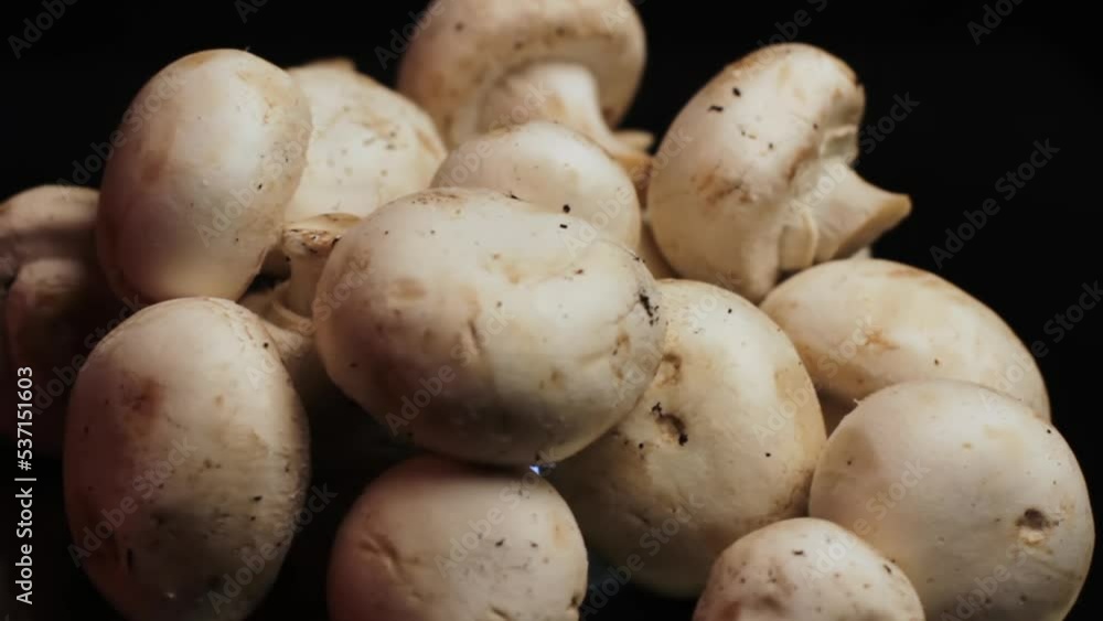 Champignons, Common Mushrooms, Organic Vegetable on Spinning Plate, Close Up Champignons, Common Mushrooms, Organic Vegetable on Spinning Plate, Close Up