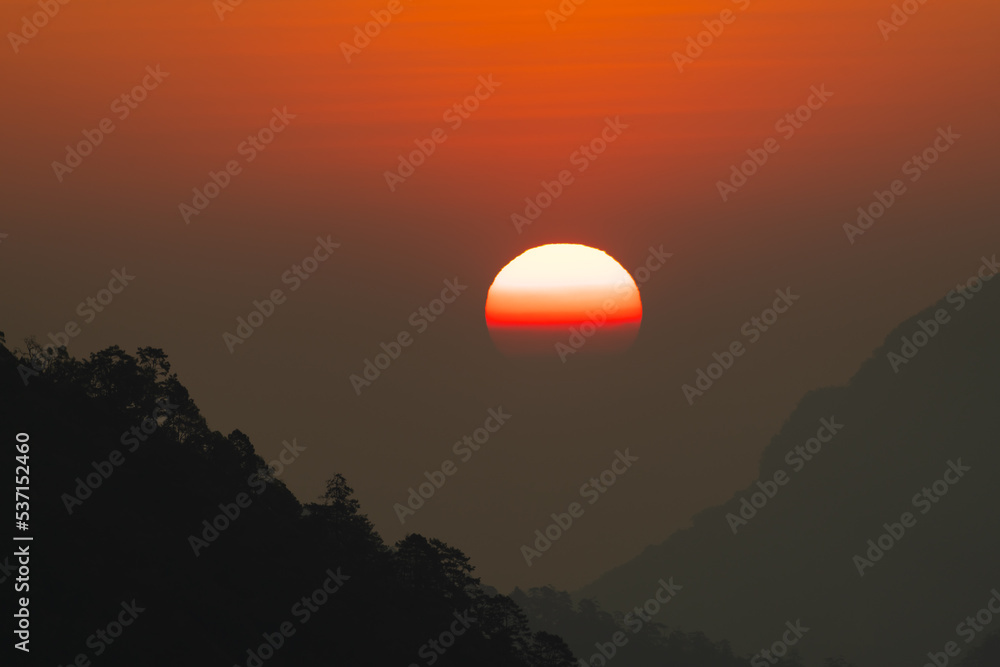 Obraz premium Background of colorful sky concept: Dramatic sunset with twilight color sky and clouds