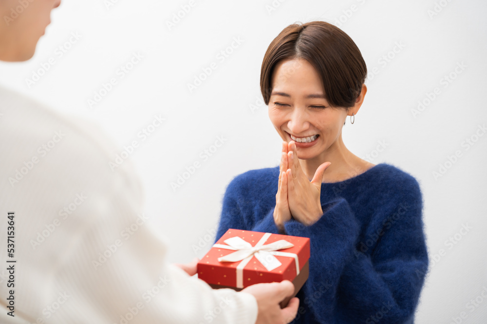 プレゼントをもらい喜ぶ日本人女性