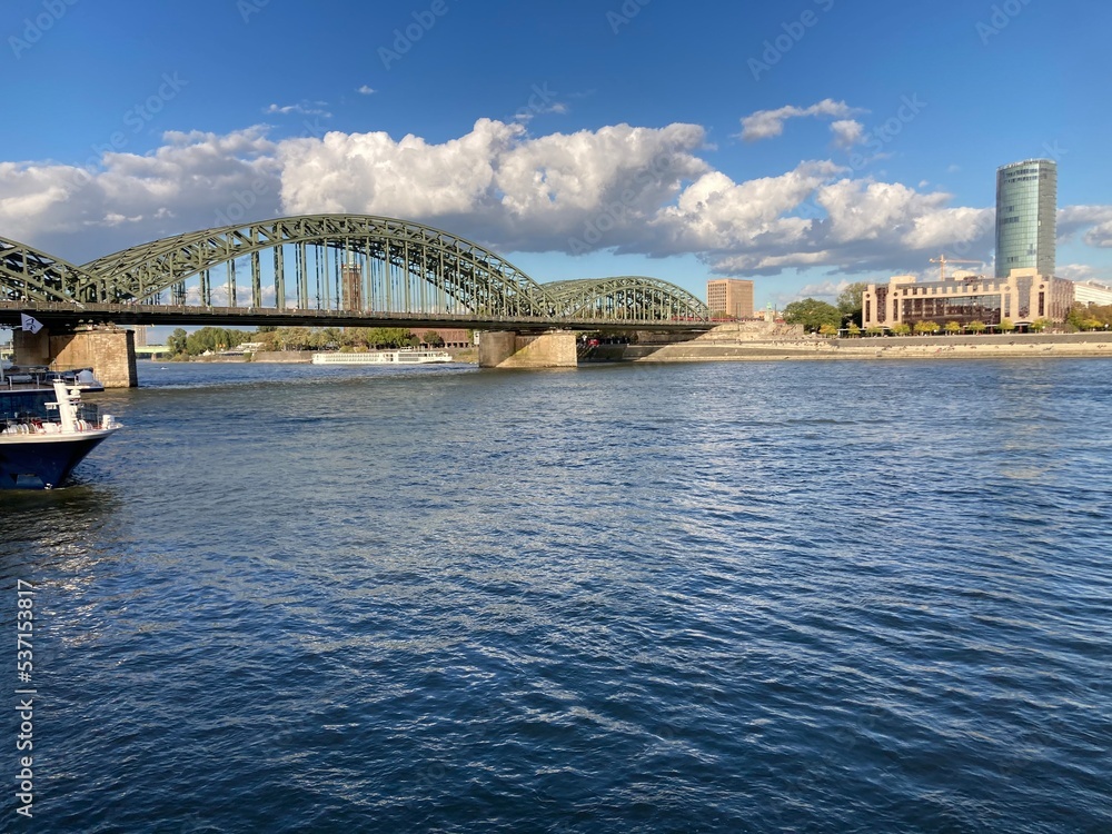 Landschaft mit Hohenzollernbrücke über dem Rhein in Köln
