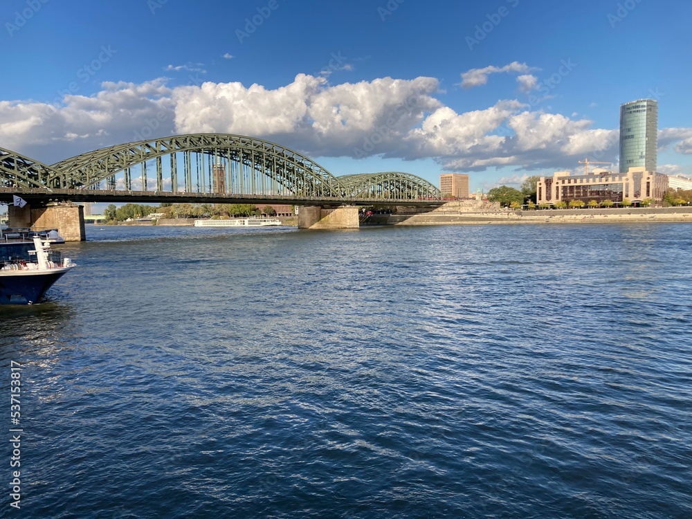 Landschaft mit Hohenzollernbrücke über dem Rhein in Köln Landschaft mit Hohenzollernbrücke über dem Rhein in Köln