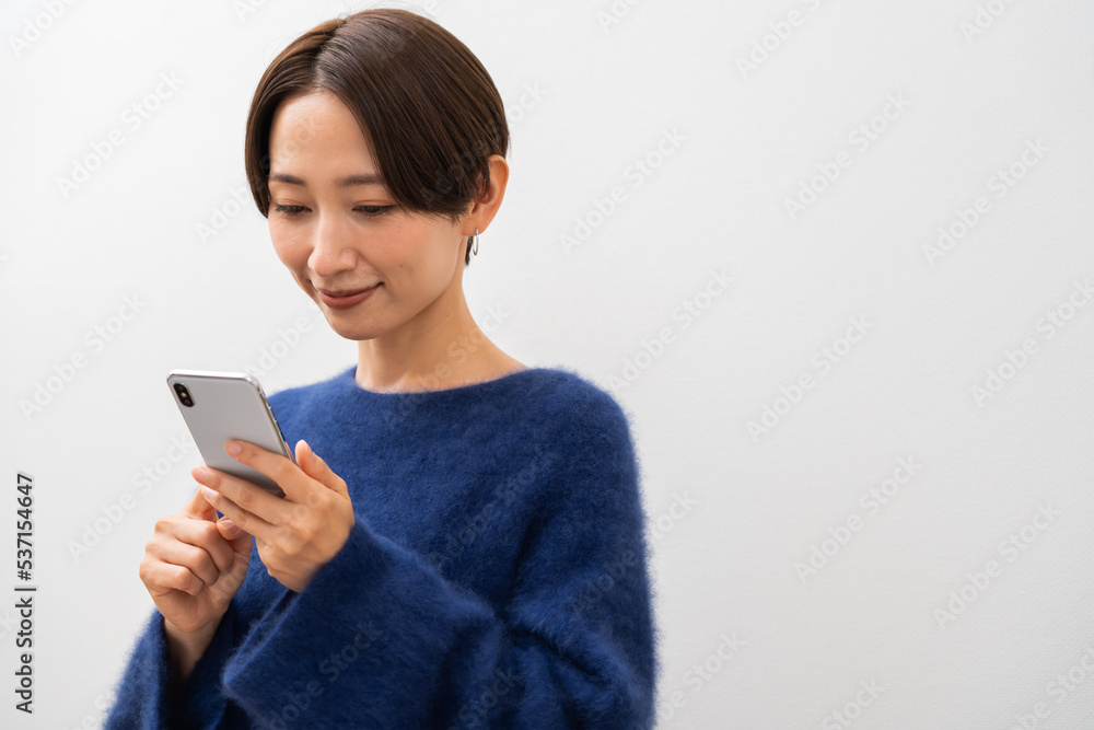 携帯を触る日本人女性 携帯を触る日本人女性