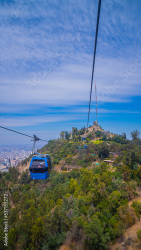 Teleférico de Santiago de Chile visto desde la altura con el cerro san cristobal y la ciudad de fondo