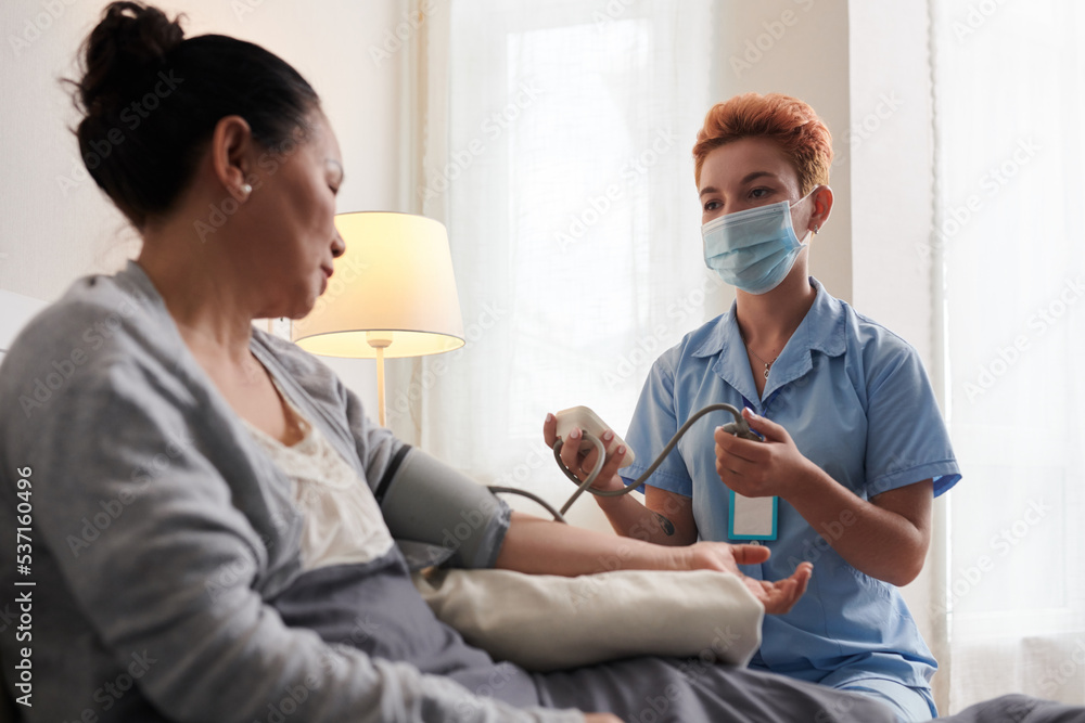 Obraz premium Caregiver caring about senior woman