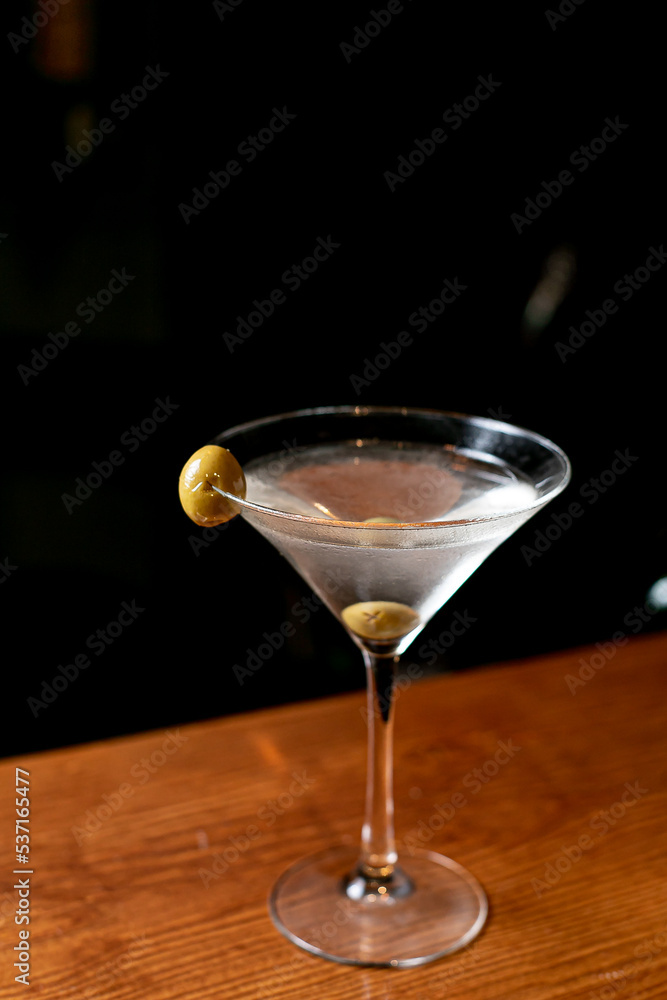 Cóctel Martini en la barra del mostrador.