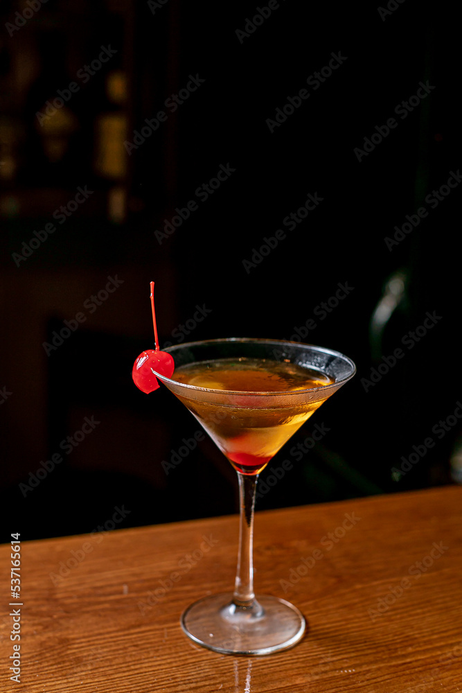 Cóctel Martini en la barra del mostrador.