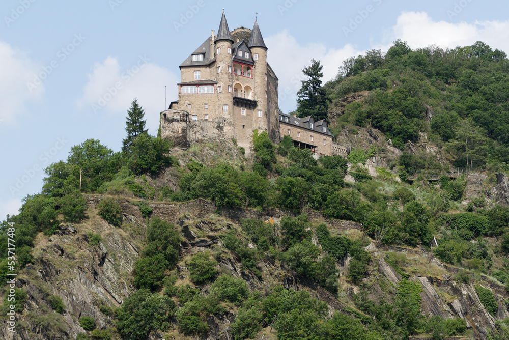 Sankt Goarshausen, sur la rive Est du Rhin , dans sa partie connue comme les gorges du Rhin, fameuses pour le rocher de Lorelei, ici dominées par les châteaux de la Souris et du Chat.